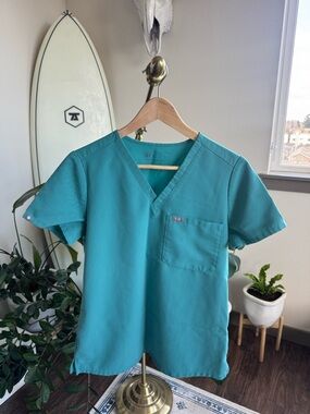 figs scrub top